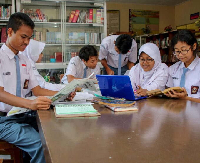 Mengasah Bakat Seni: Workshop Lukisan dan Seni Kerajinan untuk Siswa Sekolah Mengasah Bakat Seni: Workshop Lukisan dan Seni Kerajinan untuk Siswa Sekolah